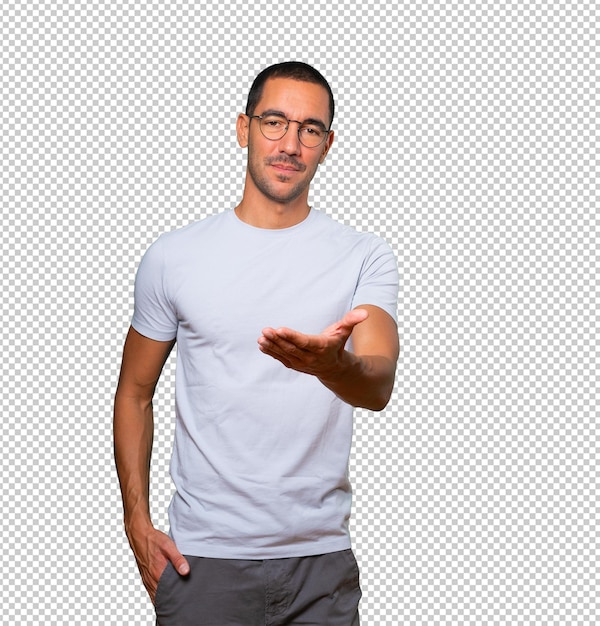 Feliz joven haciendo un gesto de bienvenida con la mano