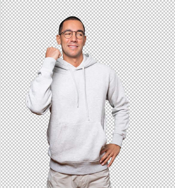 Feliz joven haciendo un gesto competitivo