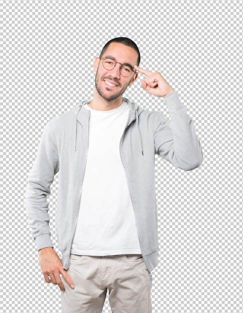 Feliz joven haciendo un gesto de concentración