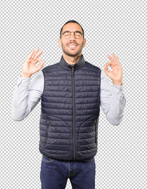 Feliz joven haciendo un gesto de meditación