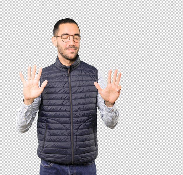 Feliz joven haciendo un gesto número nueve con las manos