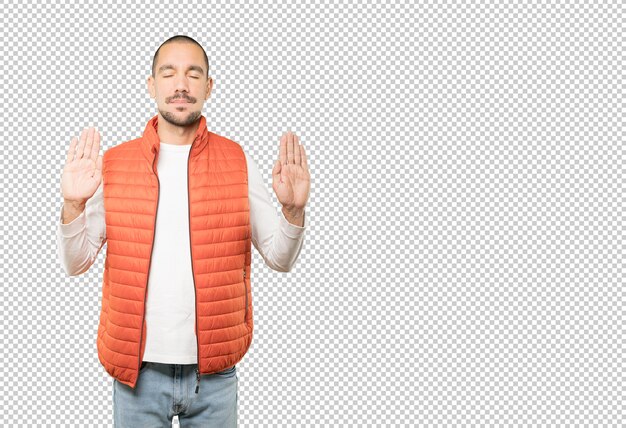 Feliz joven haciendo un gesto de parada con la palma de la mano