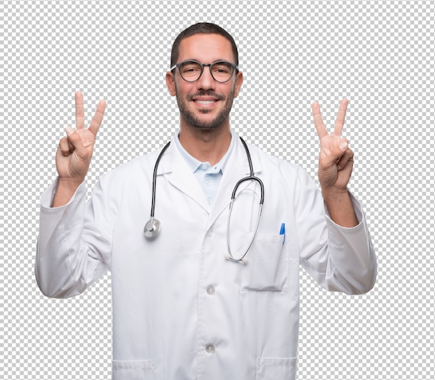 PSD feliz joven médico con gesto de victoria.