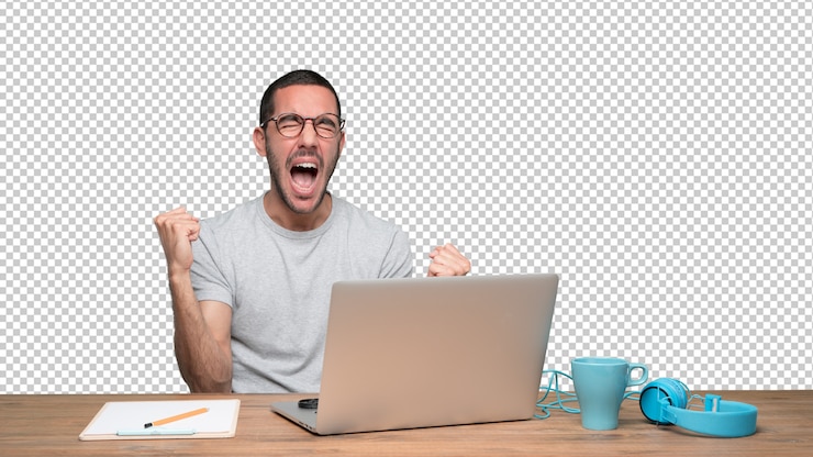 PSD feliz joven sentado en su escritorio con un gesto de celebración