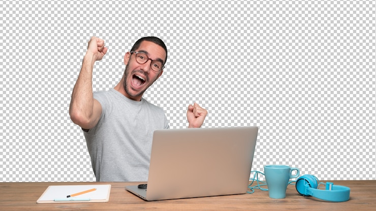 PSD feliz joven sentado en su escritorio con un gesto de celebración
