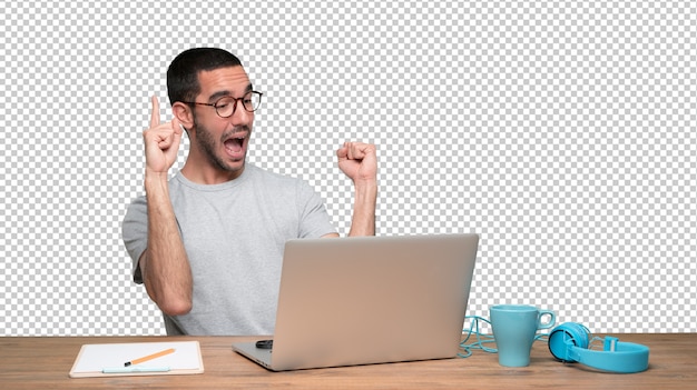 PSD feliz joven sentado en su escritorio y haciendo un gesto de número uno