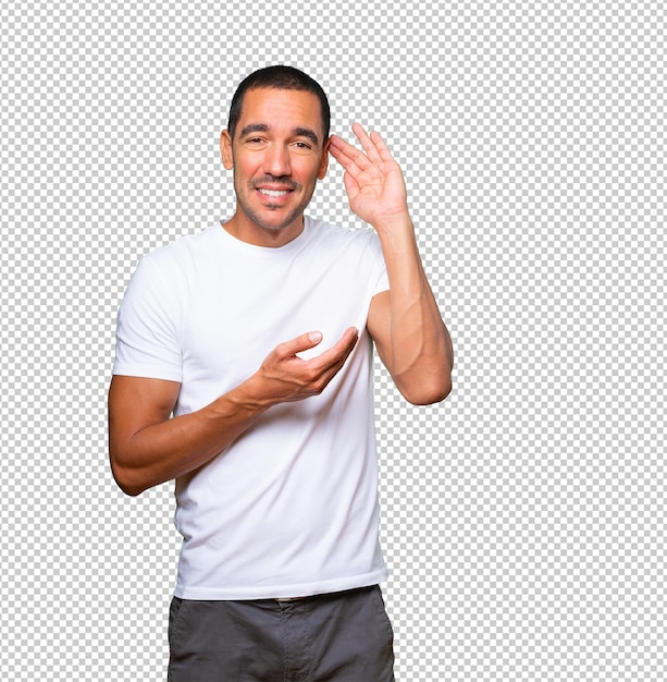 Feliz joven sonriendo y haciendo un gesto de intentar escuchar algo