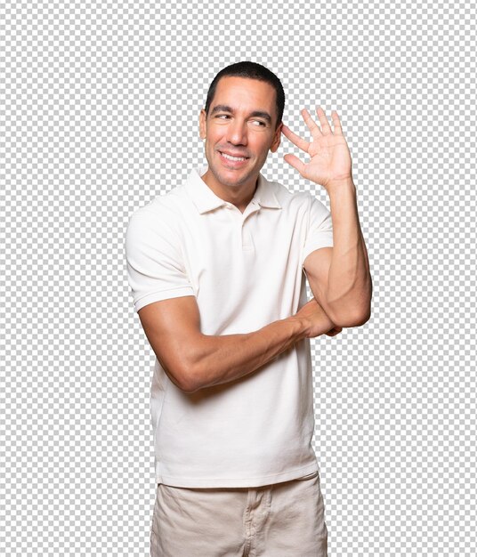 Feliz joven sonriendo y haciendo un gesto de intentar escuchar algo