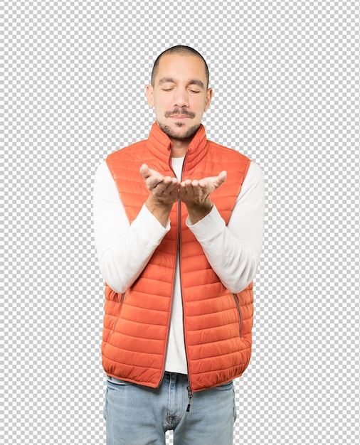 Feliz joven sosteniendo algo con la mano