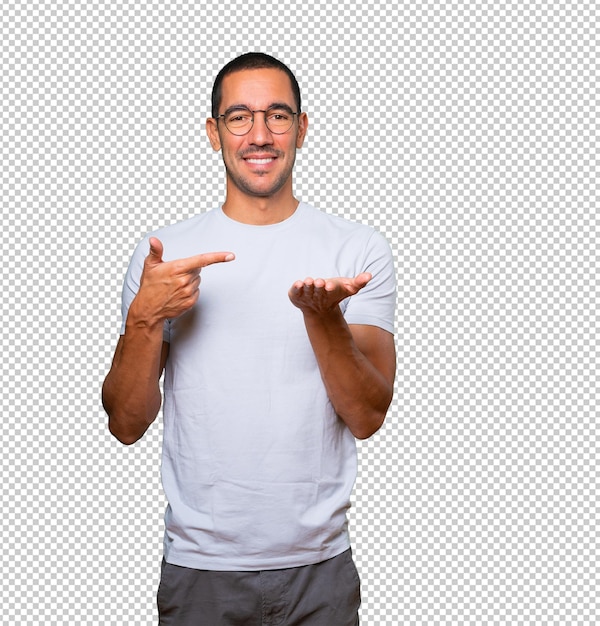Feliz joven sosteniendo algo con la mano