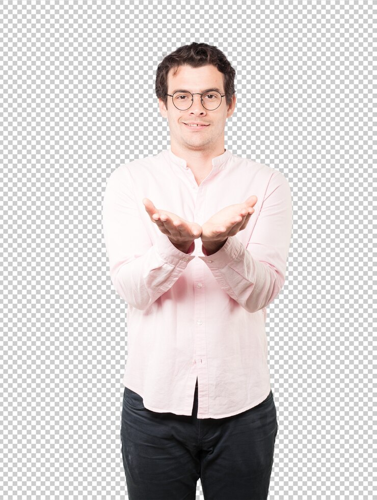 PSD feliz joven sosteniendo algo con su mano