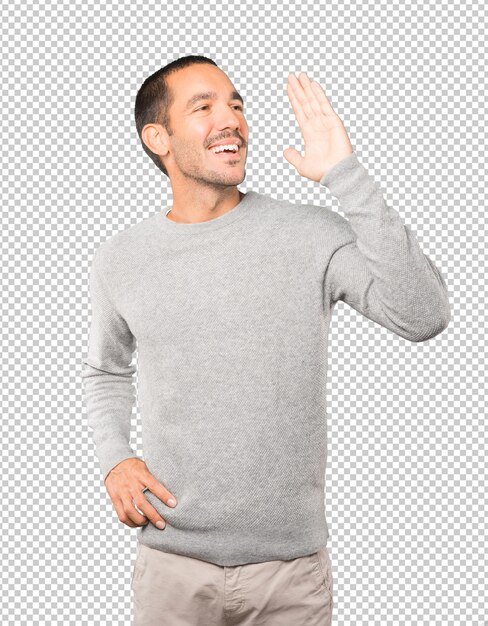 Feliz joven tratando de decir algo con fuerza