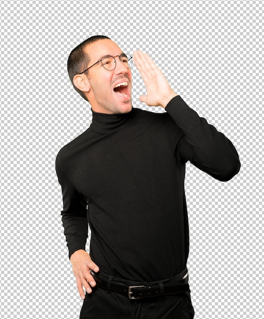 Feliz joven tratando de decir algo con fuerza