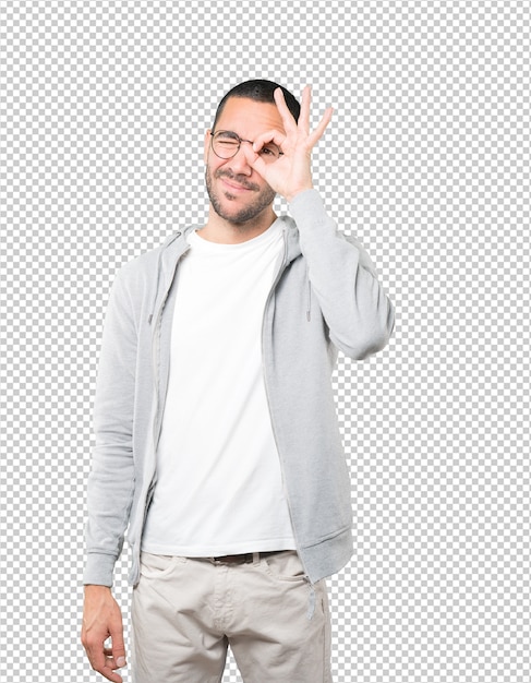 Feliz joven usando sus manos como un binoculares