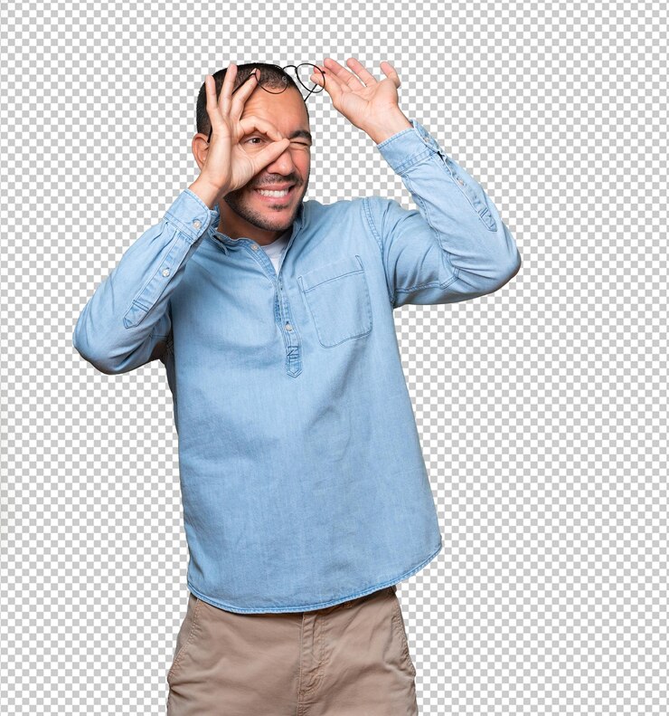PSD feliz joven usando sus manos como un binoculares