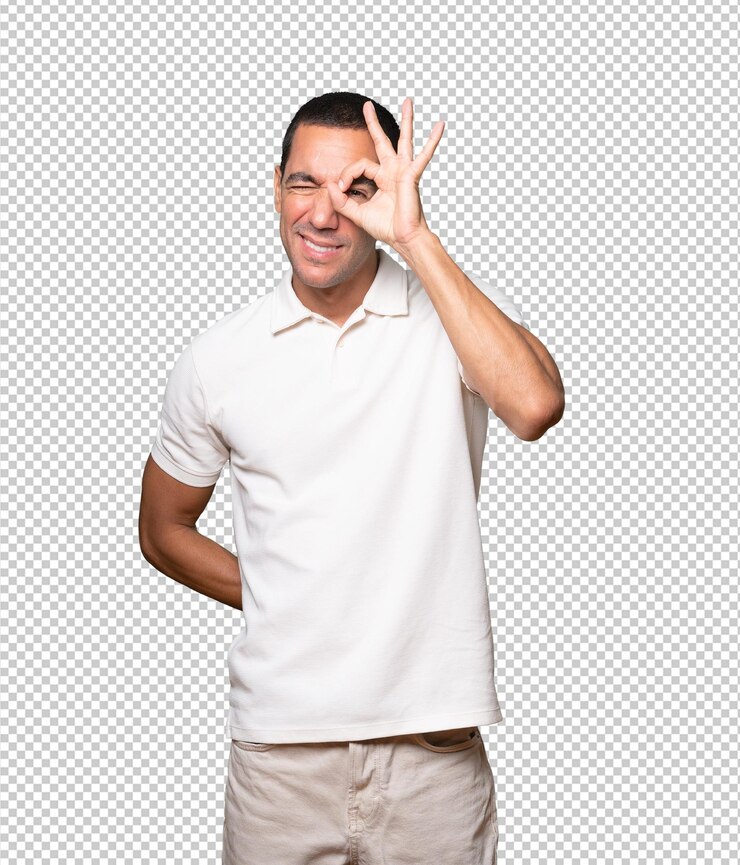 PSD feliz joven usando sus manos como binoculares