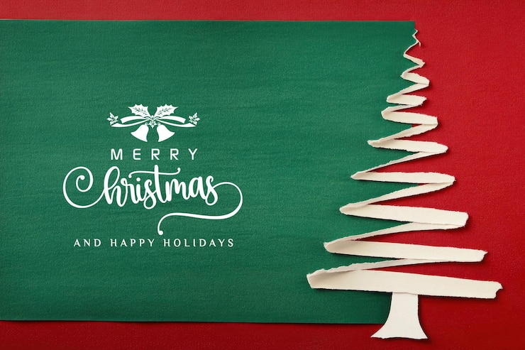 PSD feliz navidad y felices fiestas saludando en el árbol de navidad de papel roto de fondo rojo y verde