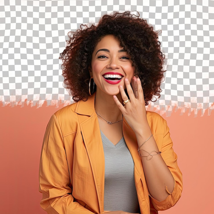 PSD une femme adulte défensive avec des cheveux kinky de l'ethnie hispanique vêtue d'une tenue de cartographe pose dans un style de rire avec la main couvrant la bouche contre un fond de corail pastel