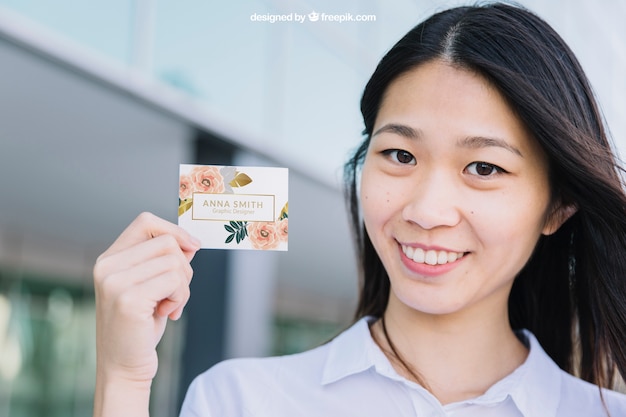 Femme d&#39;affaires amicale présentant la carte de visite