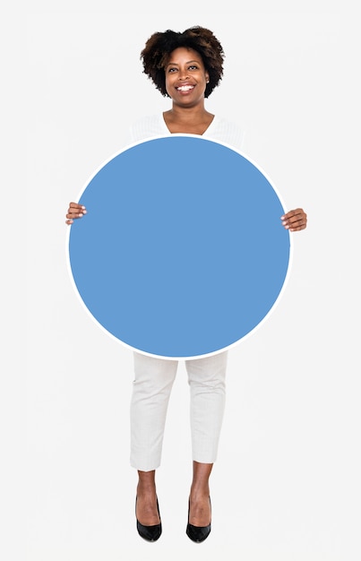 Femme d&#39;affaires joyeuse tenant un plateau rond bleu