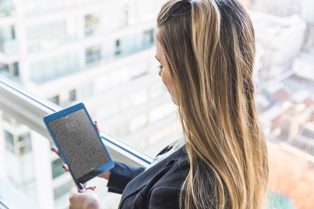 Femme affaires, à, tablette, devant, horizon ville