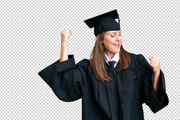 PSD une femme d'âge moyen diplômée d'une université sur un fond isolé célébrant une victoire