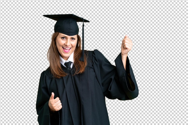 Une femme d'âge moyen diplômée d'université sur un fond isolé faisant un geste de guitare