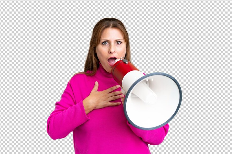 PSD une femme d'âge moyen sur un fond isolé criant à travers un mégaphone avec une expression surprise.