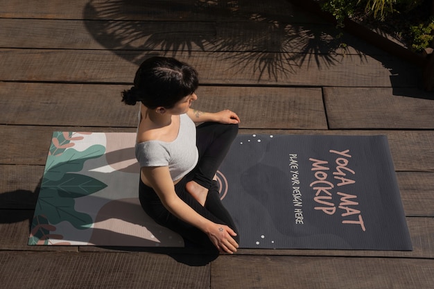 PSD femme athlétique avec conception de maquette de tapis de yoga