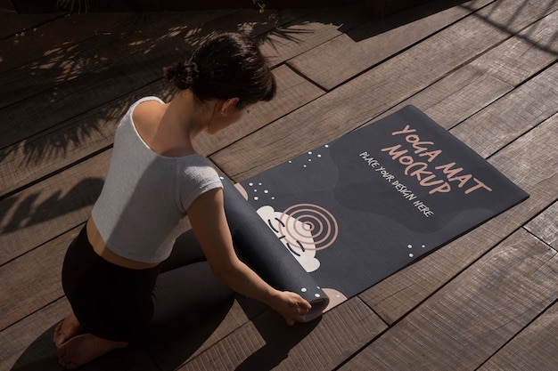 Femme Athlétique Avec Conception De Maquette De Tapis De Yoga