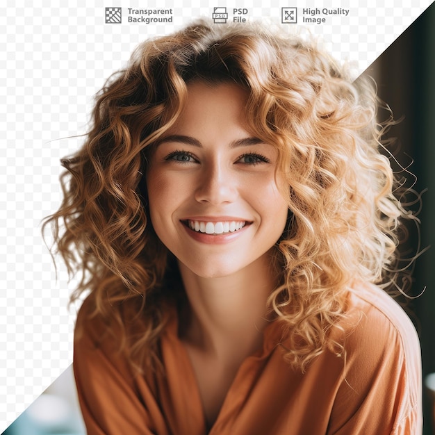 PSD une femme aux cheveux bouclés sourit devant une photo d’une femme.