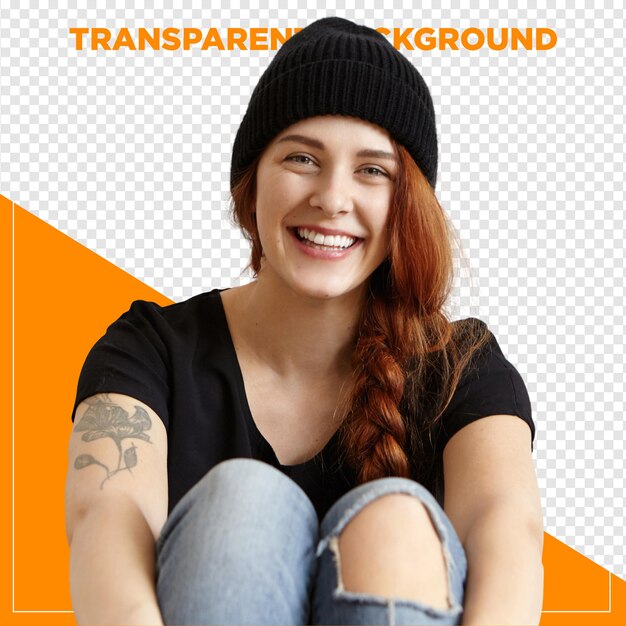 femme aux cheveux roux souriante avec un chapeau sur ses cheveux avec un fond transparent