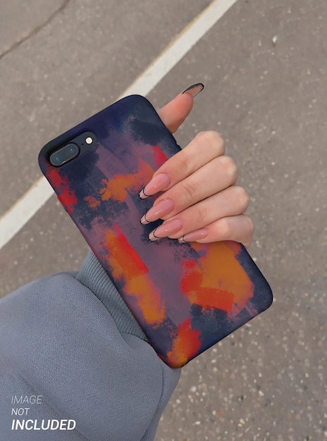 PSD femme aux longs ongles tenant une maquette de coque iphone pov