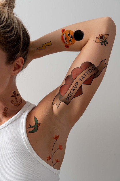 PSD femme ayant une maquette de tatouage