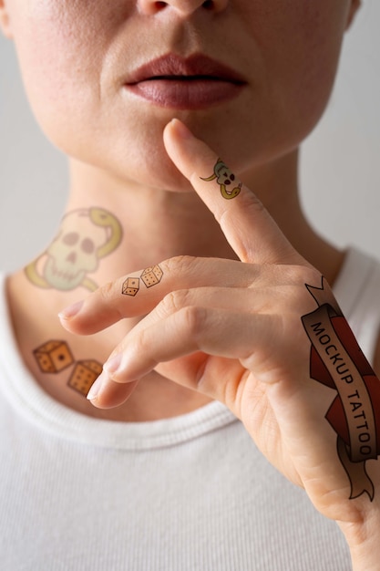 Femme Ayant Une Maquette De Tatouage