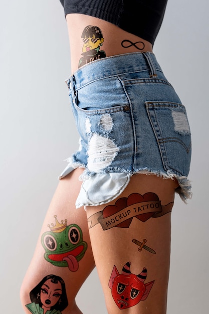 Femme ayant une maquette de tatouage