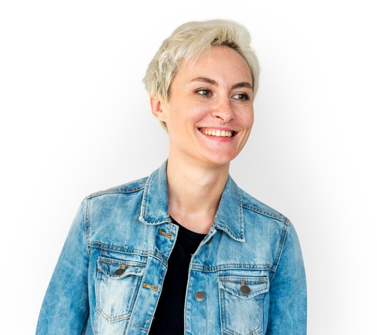 PSD femme blonde à poil court dans une veste en jean