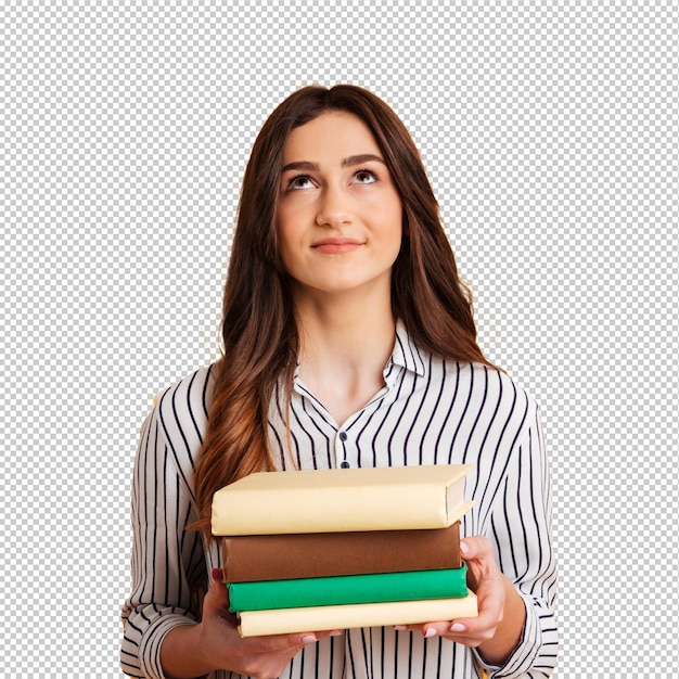 Femme brune souriante en chemise tenant des livres et levant