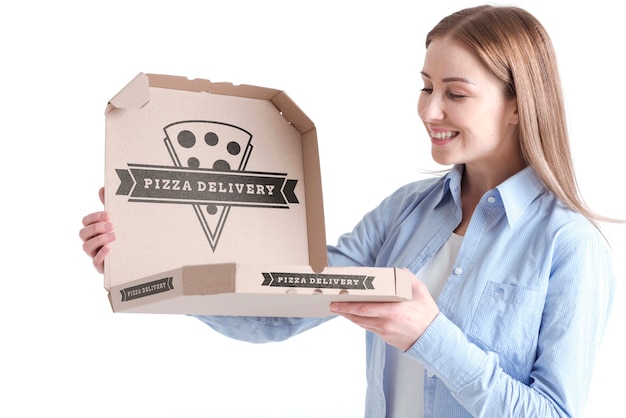 PSD femme client tenant la boîte à pizza de livraison