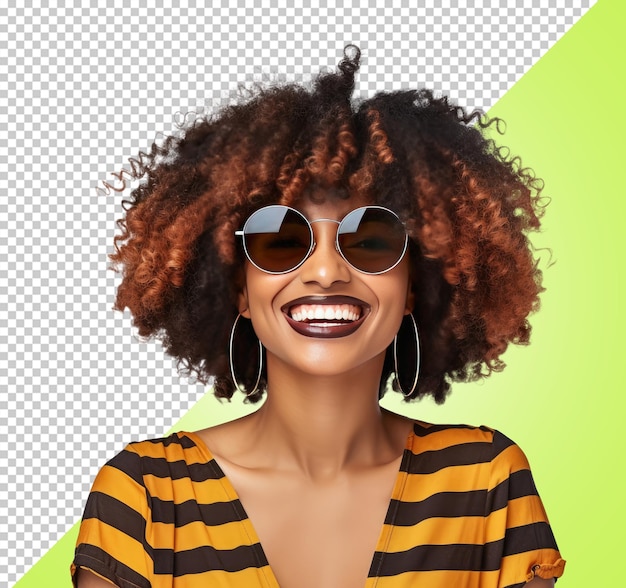 Femme Avec Une Coiffure Afro Souriante Et Portant Des Lunettes De Soleil