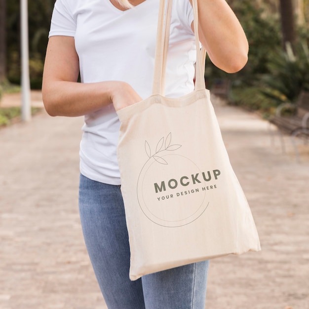 Femme avec concept de maquette de sac