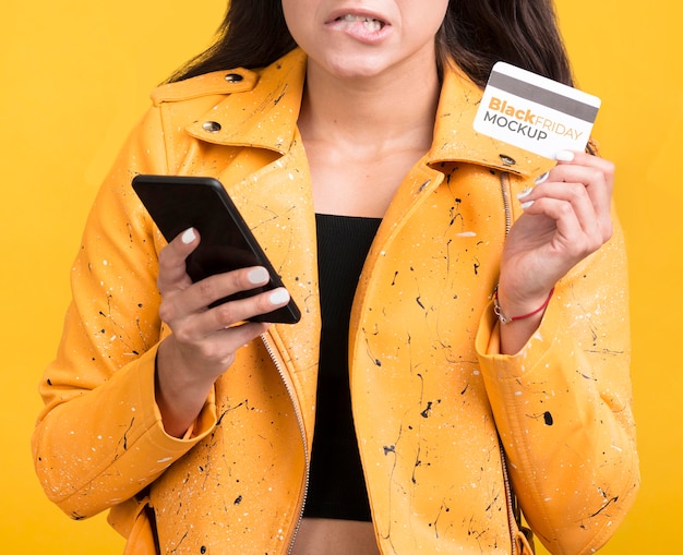 Femme avec concept de vendredi noir avec carte de crédit