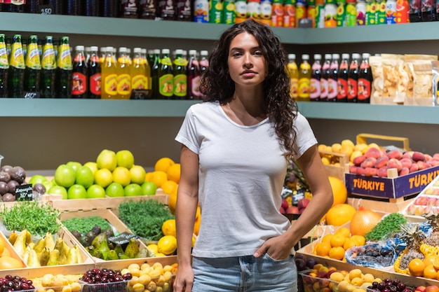 Une femme dans une épicerie