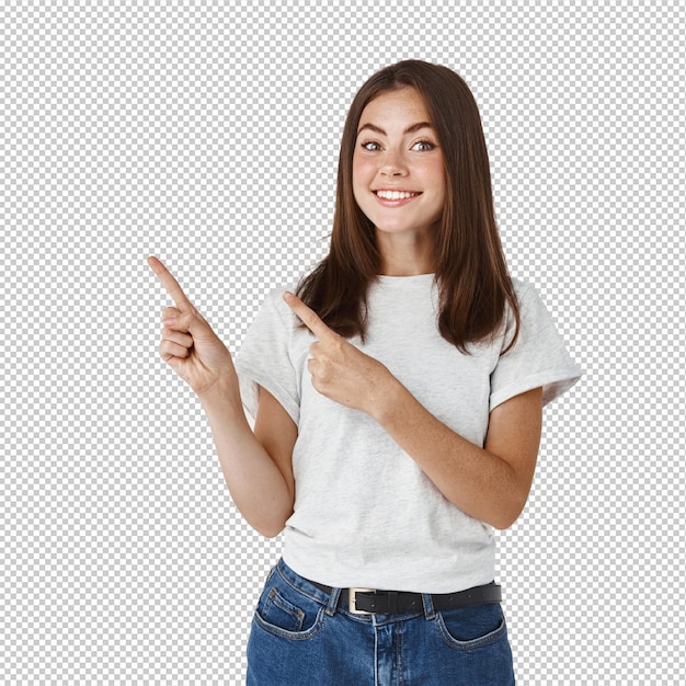 Une femme demande à vérifier cela en montrant du doigt l'offre promotionnelle dans le coin supérieur gauche et en souriant en montrant une publicité sur le mur blanc