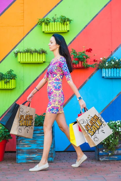 Femme élégante avec une maquette de sacs d'achat