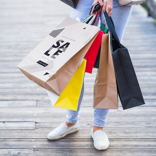 PSD femme élégante avec une maquette de sacs à provisions