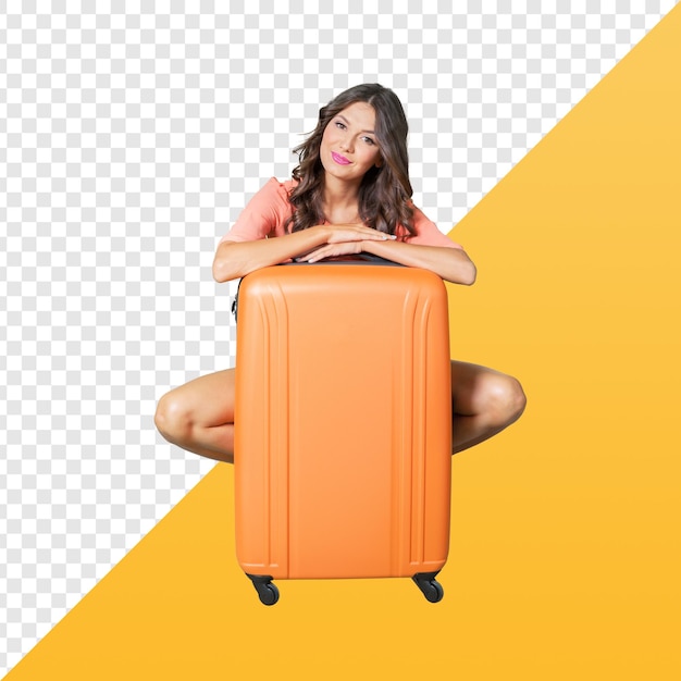 Une femme est assise à côté d'une valise.