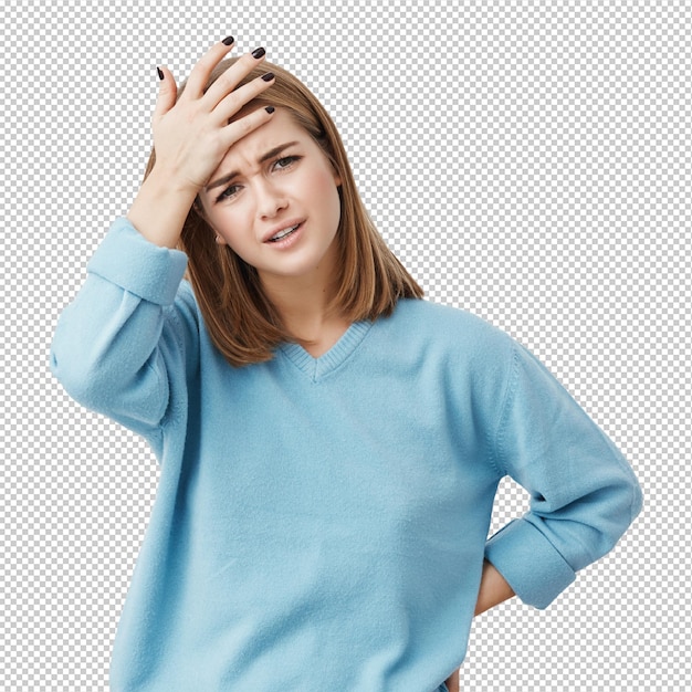 Femme européenne inquiète fermant les yeux tenant la main sur la tête ayant des maux de tête après une nuit d'insomnie Fille déprimée qui a l'air fatiguée du travail ou des études Femme troublée ayant de sérieux problèmes