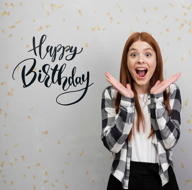 PSD femme excitée avec maquette d'anniversaire