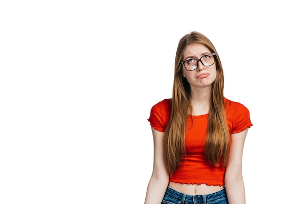 Une femme expressive faisant des gestes.